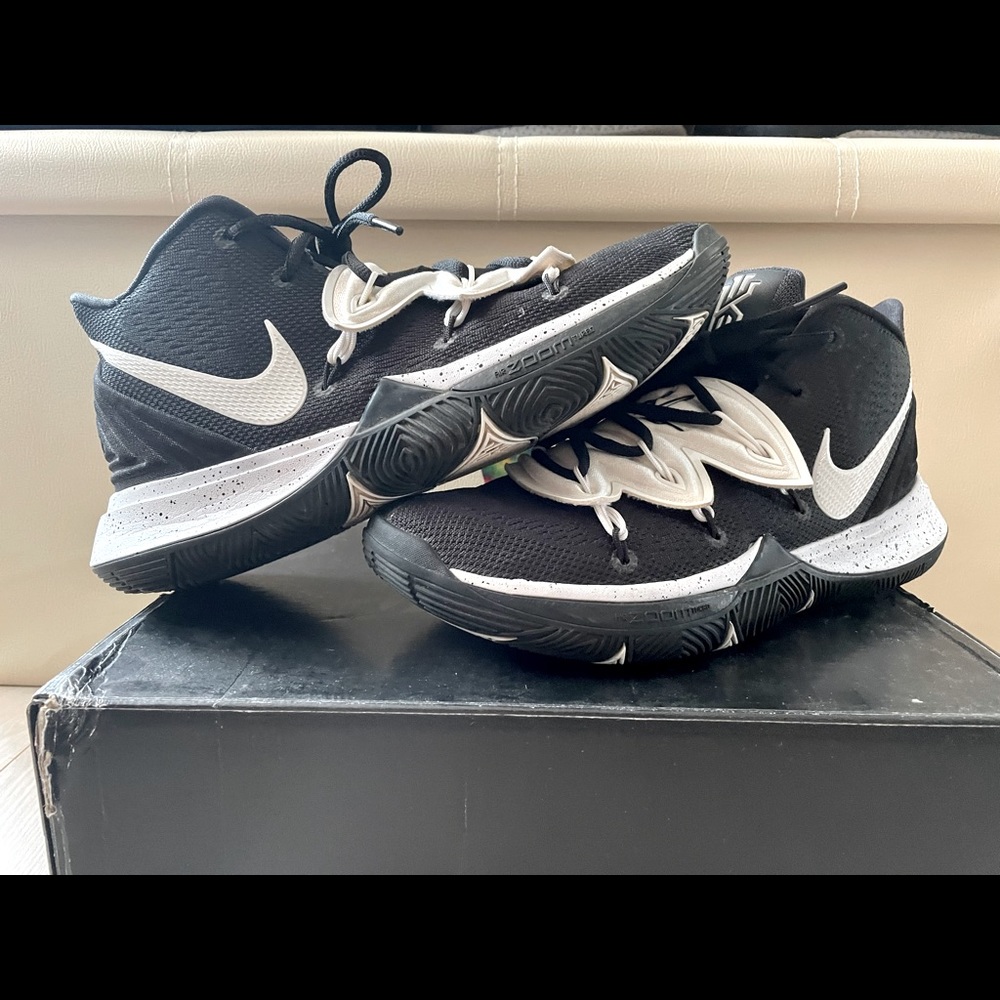 Nike Kyrie 5 “Team Black White” sz 8M
